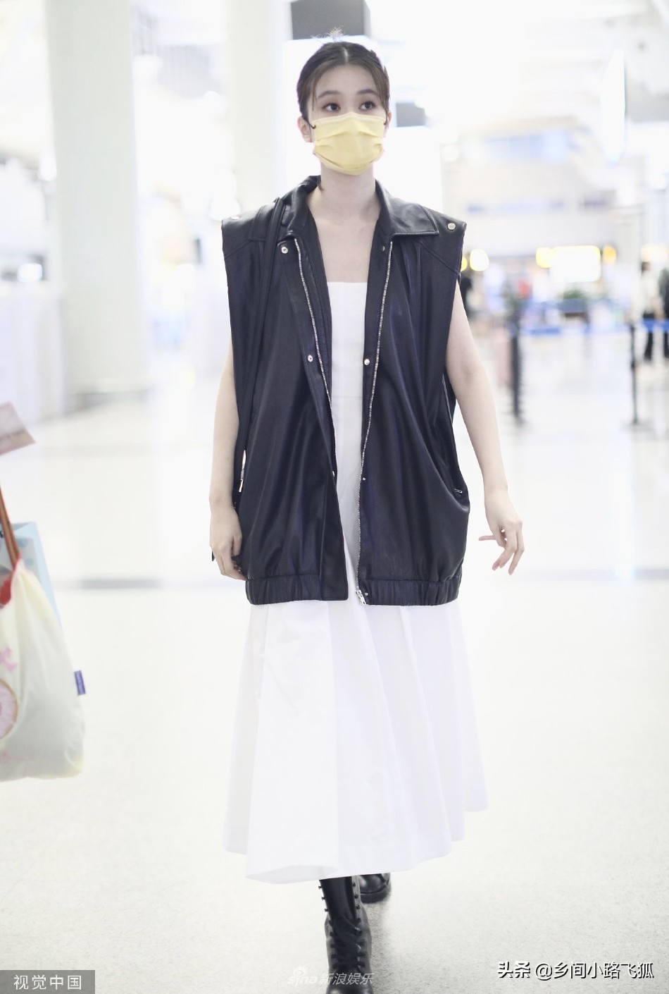 乔欣现身机场口罩遮面 穿黑色皮马甲对镜比耶