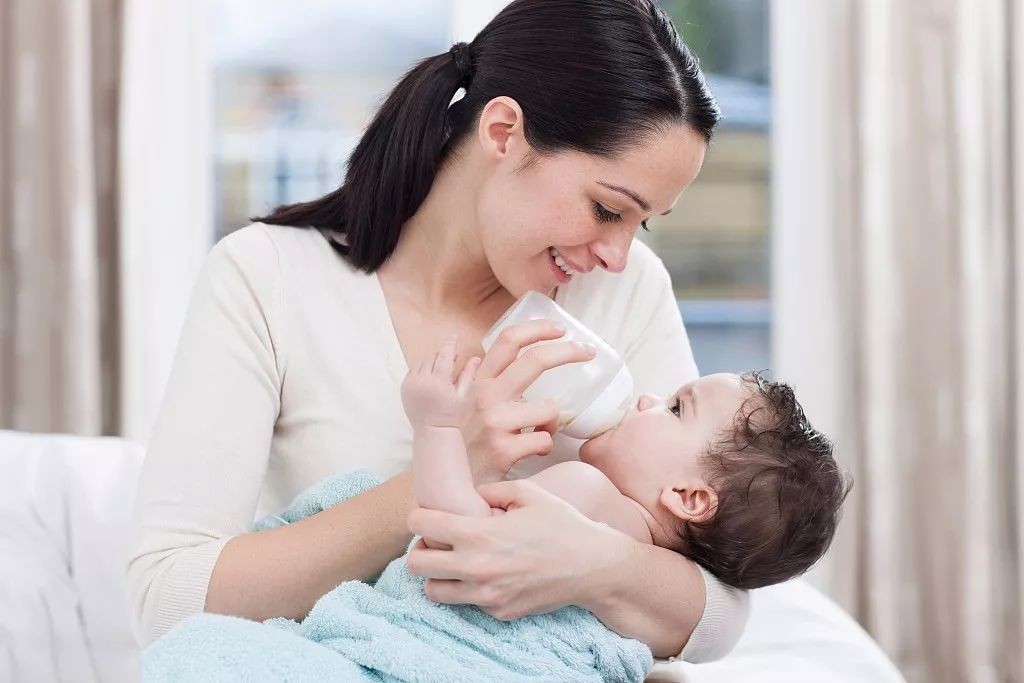 新生儿一次喂多少奶合适？和妈妈的泌乳量、宝宝胃部大小都有关系