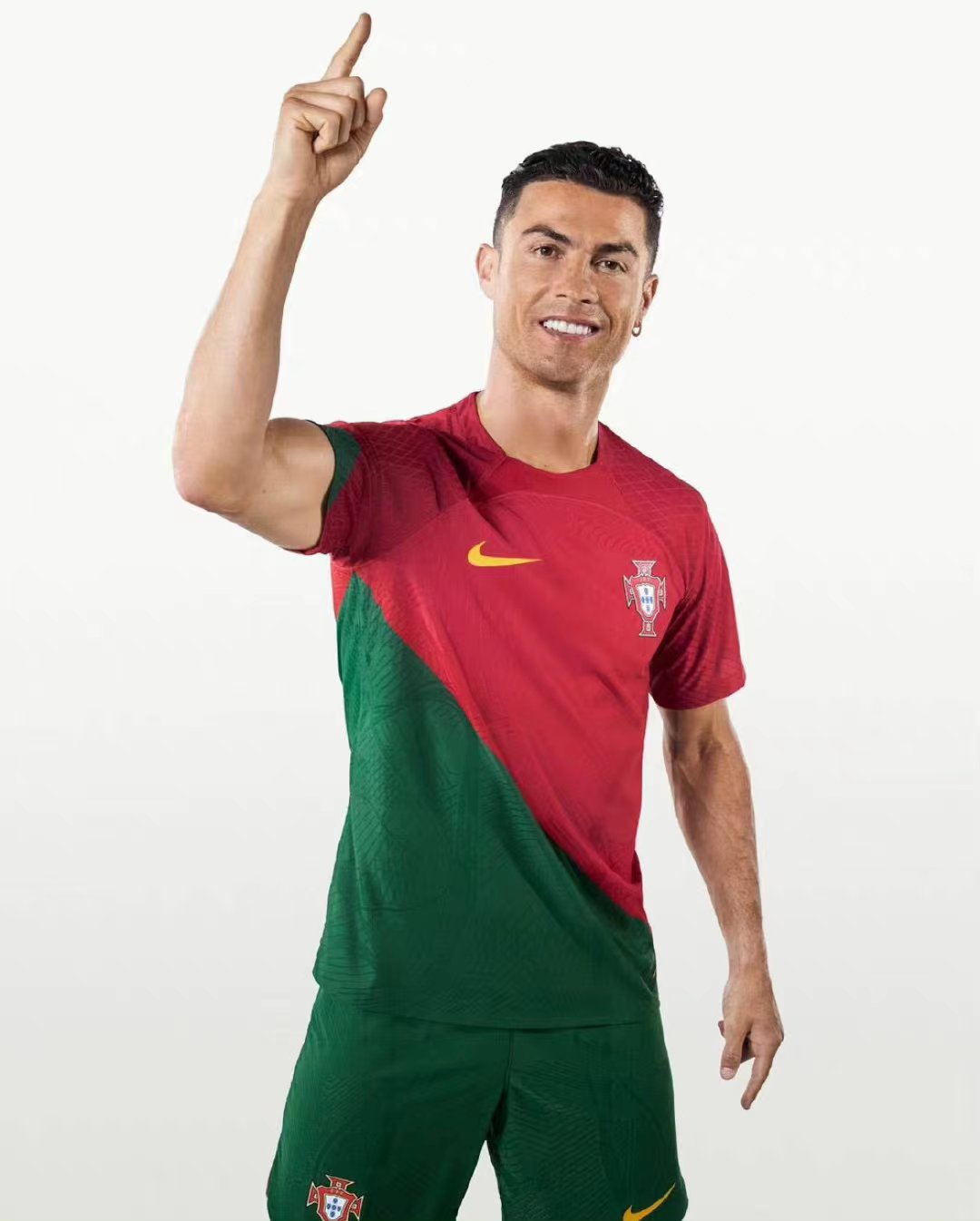 葡萄牙队2022世界杯球衣(37岁的C罗，身价2000万欧元！葡萄牙队的世界杯球衣出炉，C罗试穿)