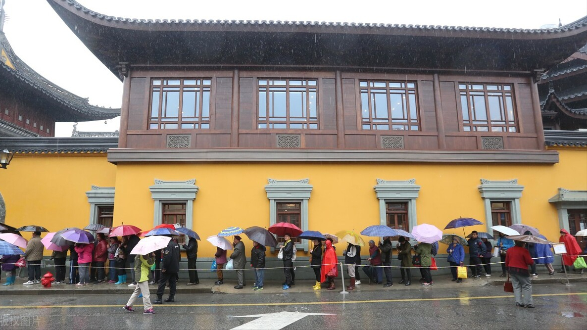 盘点全国10大求财最灵的寺庙，前仨歪果仁都喊真香，争着上头香