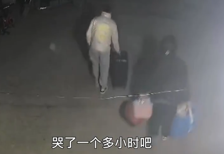 “充电器一拔，再见又一年”，夫妻撇娃偷偷离家，网友：太狠心