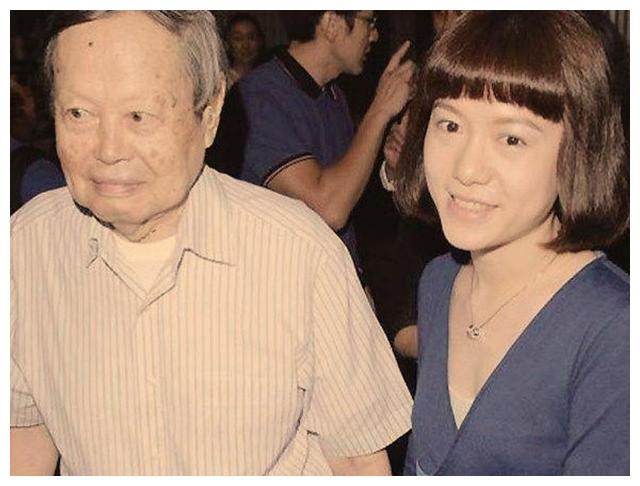 翁帆为97岁杨振宁产下一子是真的吗？