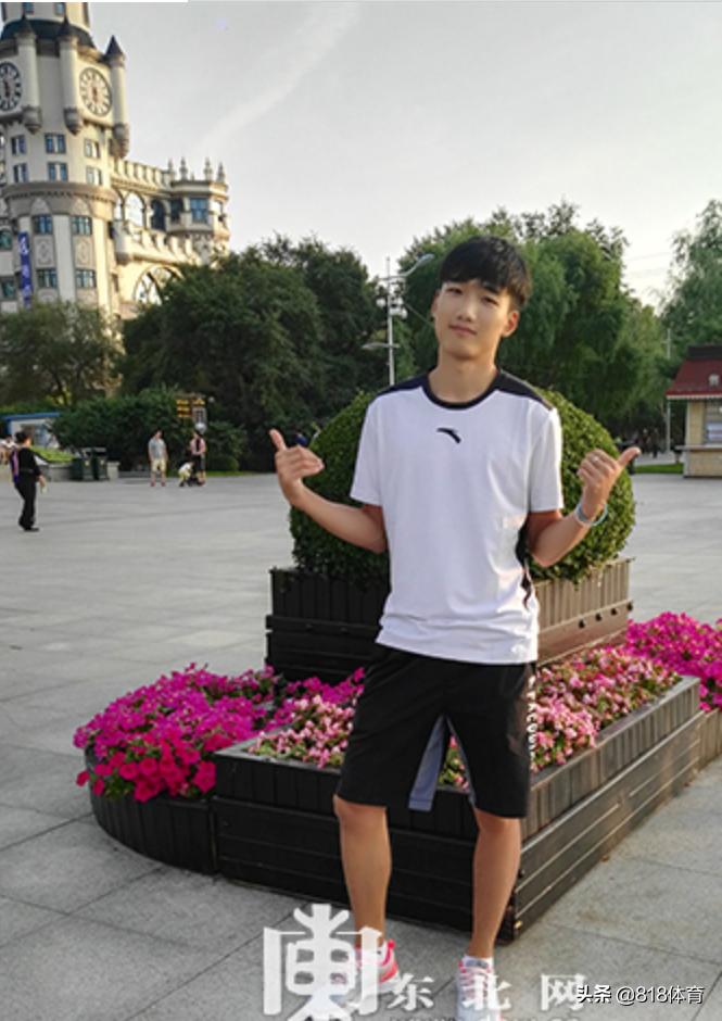 旗手夺金!高亭宇速滑夺冠中国男子第一人,8岁瞒着父母报名滑冰班