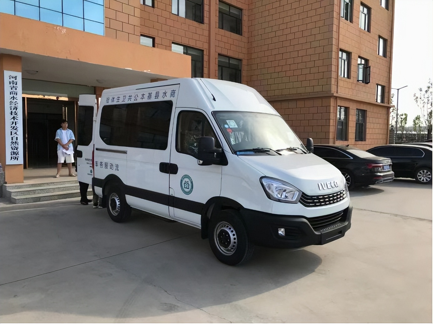 有溫度有力量，南京依維柯批量交付21臺移動醫(yī)療巡診車