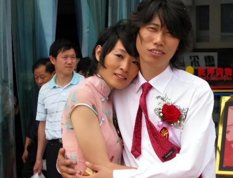 2009年7月,陈琳和张超峰在成都领证,这次她以为遇到真正爱自己的男人