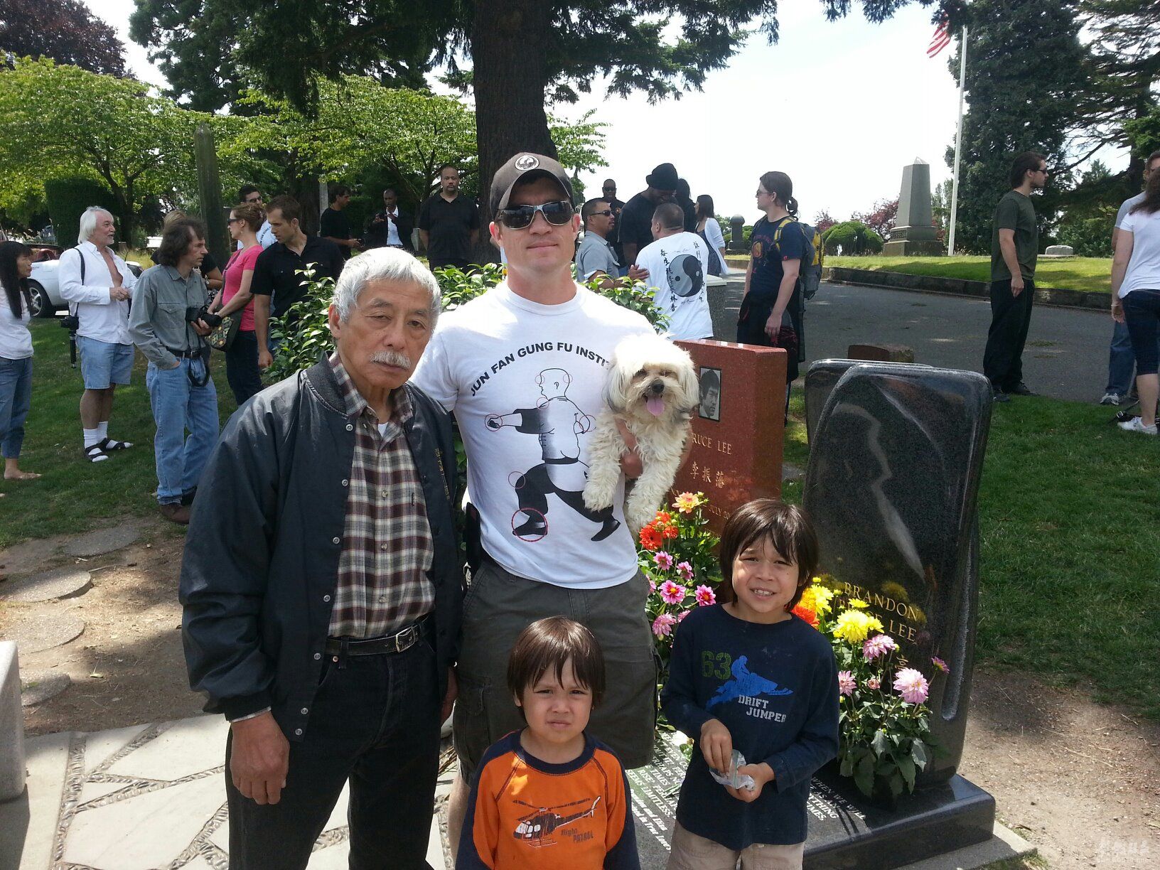 美国李小龙的墓地：儿子永远陪伴在他身边，墓碑前两句话令人深思