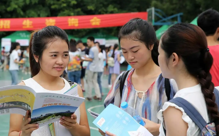 会计应届生“就业难”，初入职场工资只有2000多，如何摆脱困境？