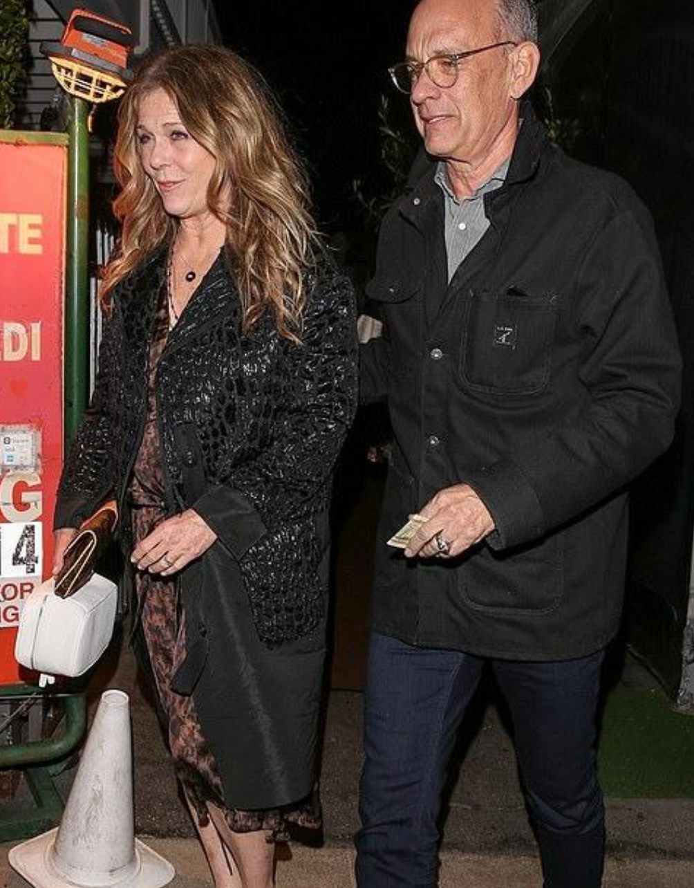 汤姆汉克斯出席活动被围观！妻子险被粉丝绊倒，汤姆护妻狂飙脏话