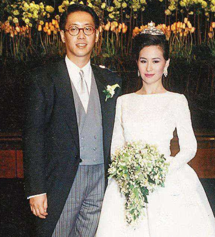 香港两位“单身”女富豪，1个身家200多亿，1个在上海有百套房子