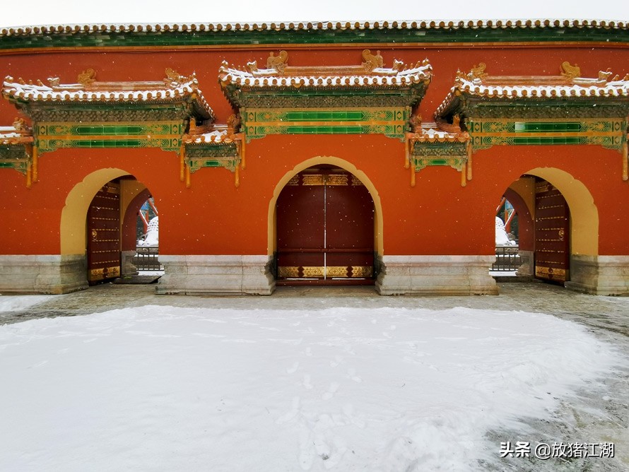 600年的紫禁城，一场大雪覆盖金瓦红墙，美得不动声色