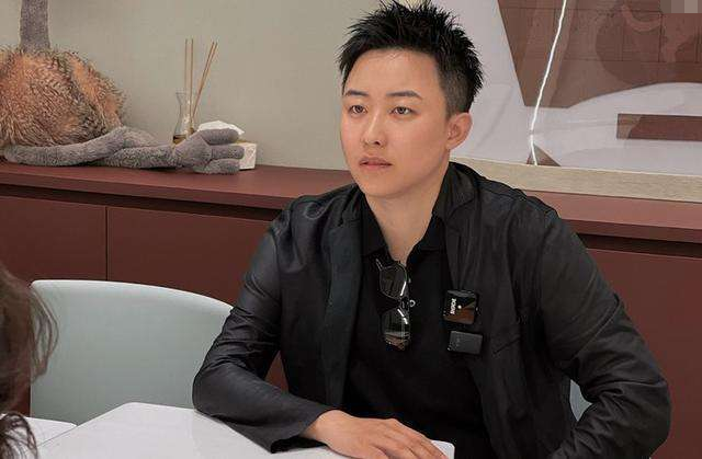 网红CEO二度未婚生女！五国混血女儿大眼可爱，父亲是藤校高材生