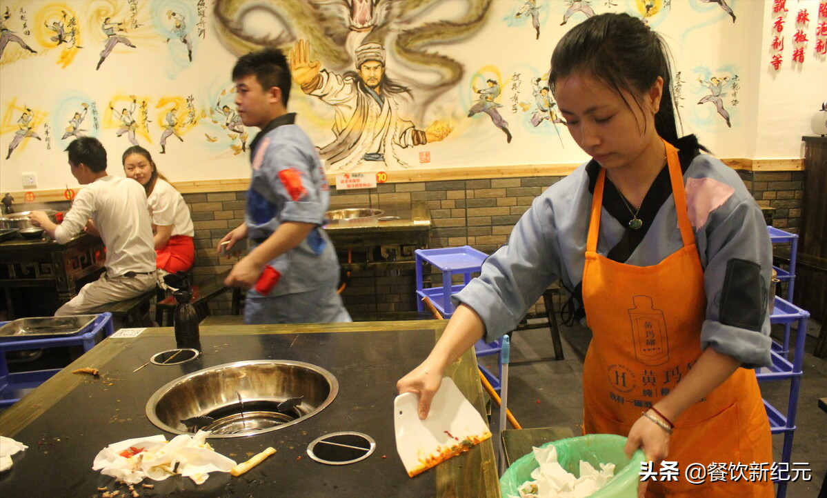 餐饮年底用工荒再现，餐馆老板：月薪4000连洗碗大妈都招不到