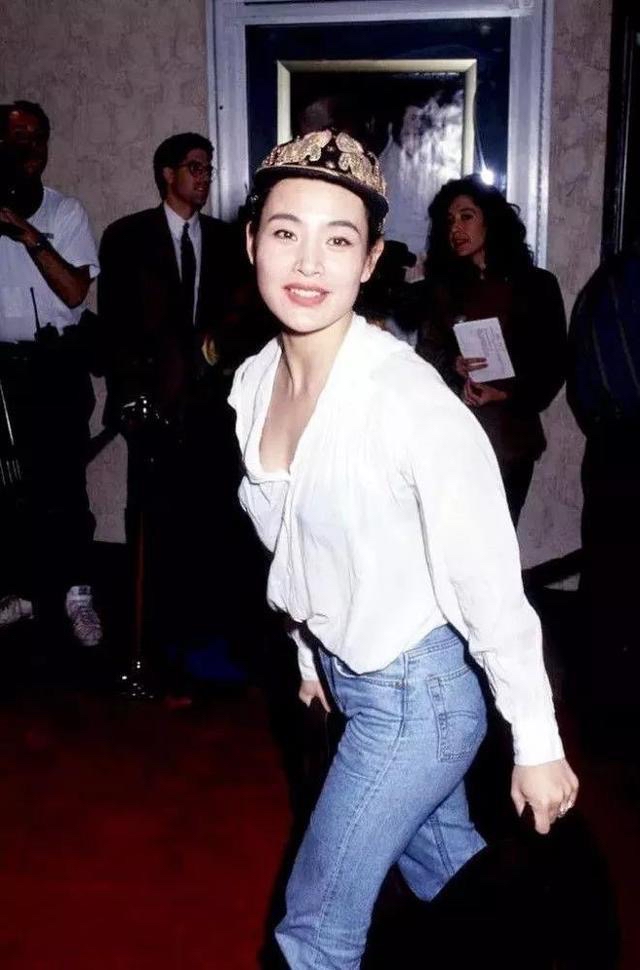6位“清纯欲女”的劲爆情史：有人8段感情4次婚姻，有人当街热吻
