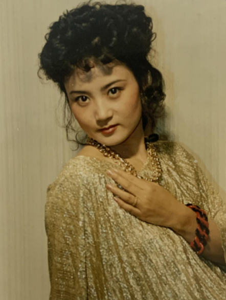 但是老实木讷的颜世魁放不下国内的事业和家人,也说不出挽留妻子的