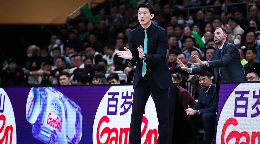 cba教练骂街合集（只差一步进决赛的教练，竟被球迷狂喊下课）