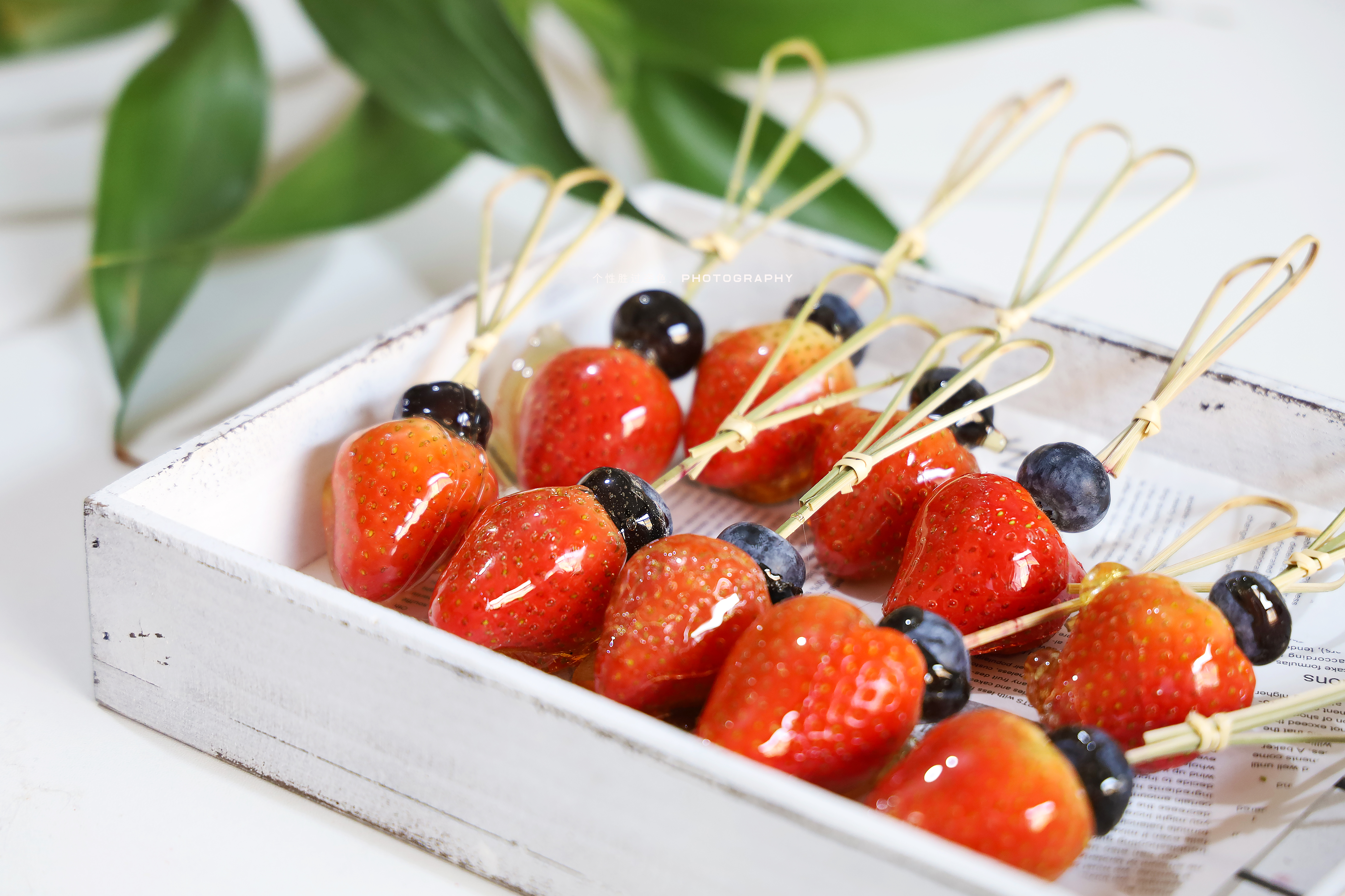 用盐水泡五分钟,再用清水冲洗干净.3.草莓去蒂,蓝莓控干水分4.