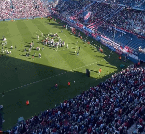 世界杯苏亚雷斯视频（102天2冠，苏亚雷斯含泪告别母队：3万人欢呼，官方致敬）