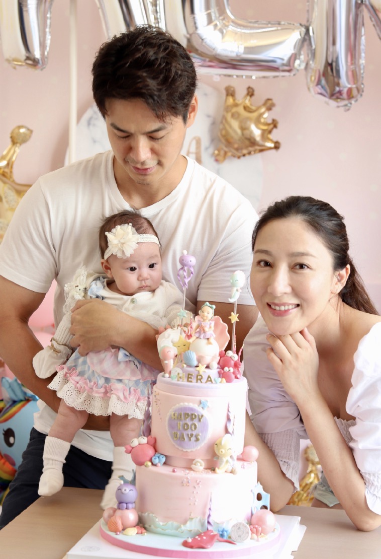 杨怡罗仲谦首晒全家福，儿子秀发浓密，一岁半姐姐对弟弟疼爱有加