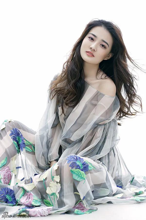 徐璐，五官精致，身姿优雅