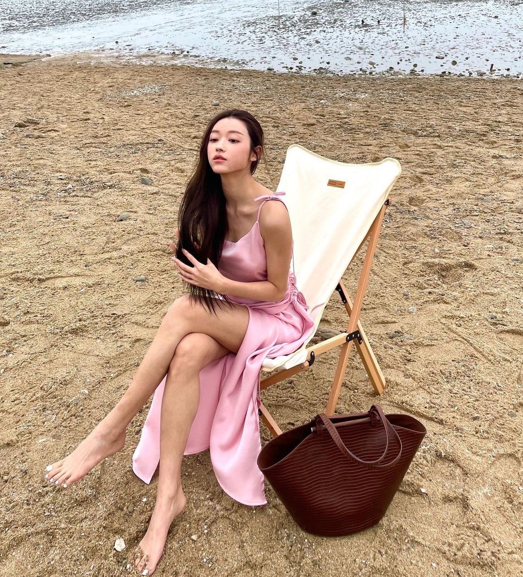 “性感长腿，优雅身姿”，韩国女星YooA晒美照，秀出女神般的身材