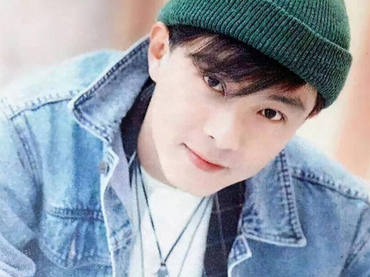 1984年,张卫健在张国荣的帮助下以第三届香港新秀歌唱大赛冠军身份