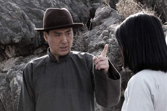 71岁老戏骨旅居云南！啃大饼逛夜市精神好，样子年轻不输张艺谋