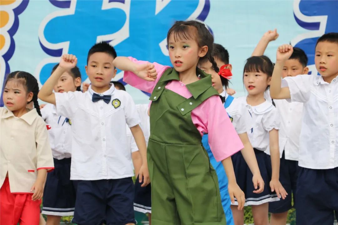 从心起步 健康成长｜实验小学外国语学校举行心理健康主题升旗仪式