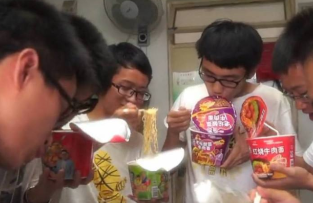 大学生重拾“现金支付”，是流行新趋势吗？被00后心酸回答破防了