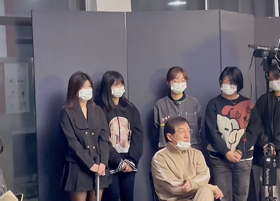 67岁成龙现身武汉高校上课，获百人迎接排场大，亲切打招呼无架子