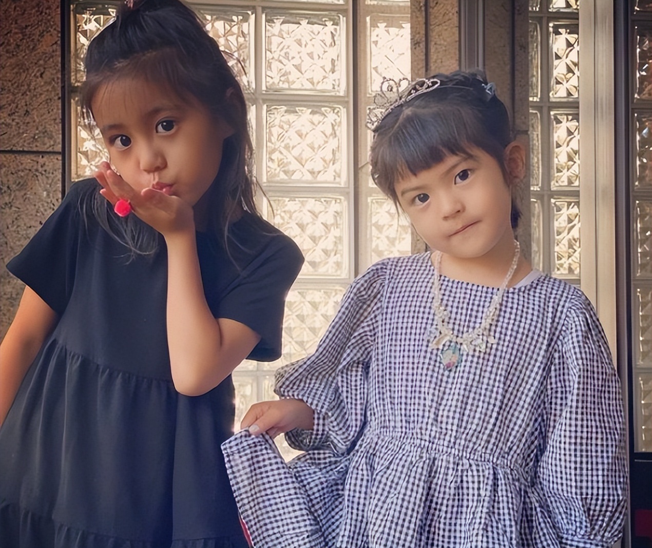 47岁贾静雯罕晒健身照，豪宅中练空中倒立，身材纤瘦状态超年轻