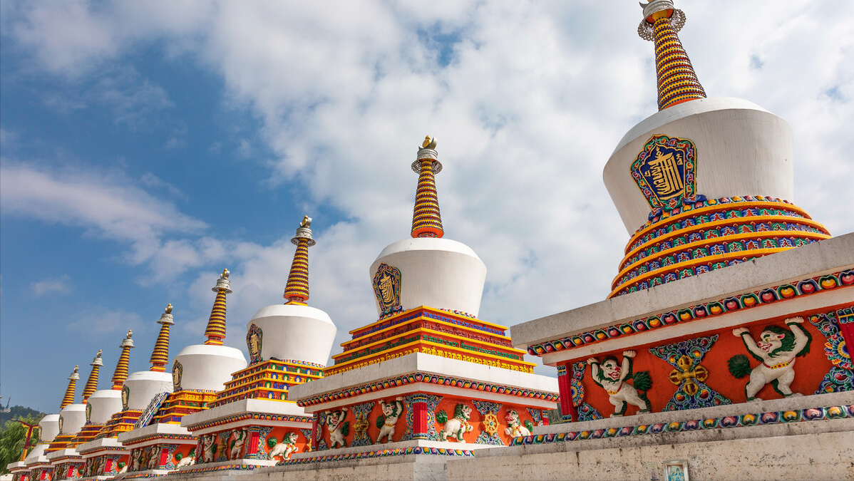 盘点全国10大求财最灵的寺庙，前仨歪果仁都喊真香，争着上头香