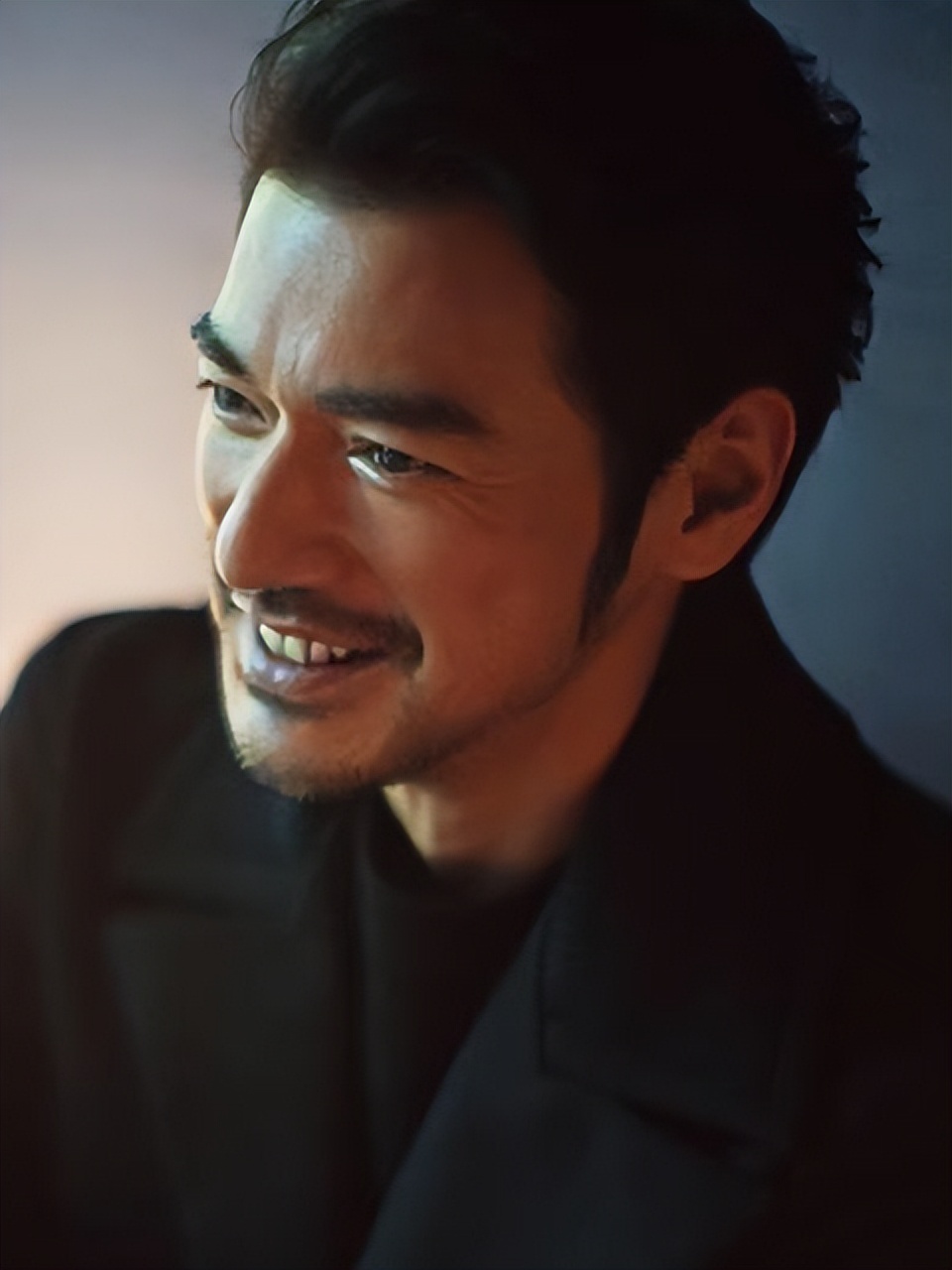 金城武48岁帅气不减，过普通人生活，蓄满胡子拍摄杂志惊呆粉丝