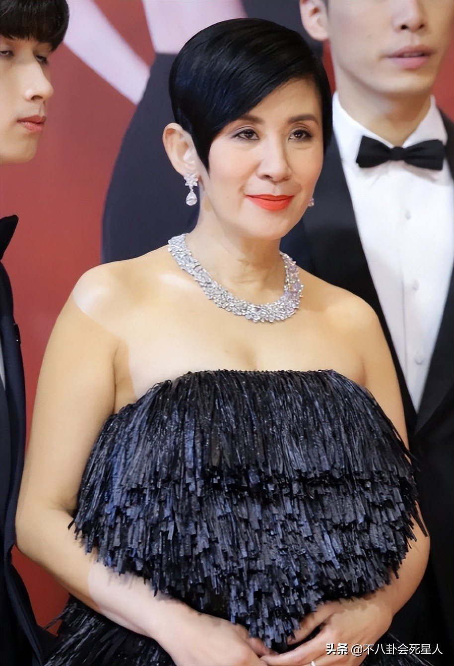 7月最土的三大红毯！鸡毛装、披床单、野猪造型，土得我笑出猪叫