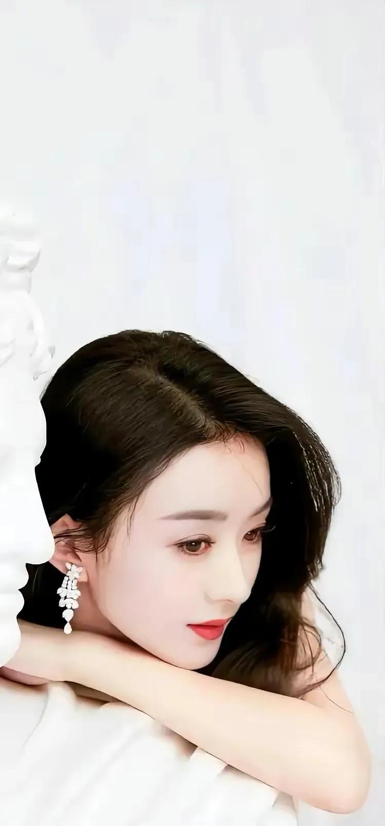 女星赵丽颖—巧笑嫣然，淡妆点缀，瓷肌红唇，漂亮的不像话