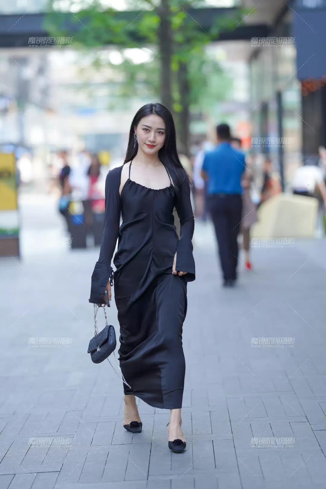 穿搭美图｜街拍黑色连衣长裙穿搭的高挑气质御姐