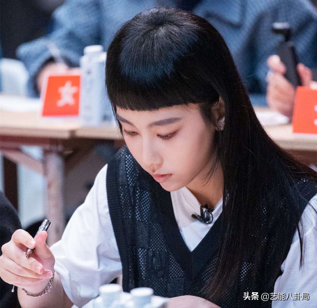 17歲港圈唱將炎明熹！父母定居內地，粵語歌開口跪，打破刻板印象