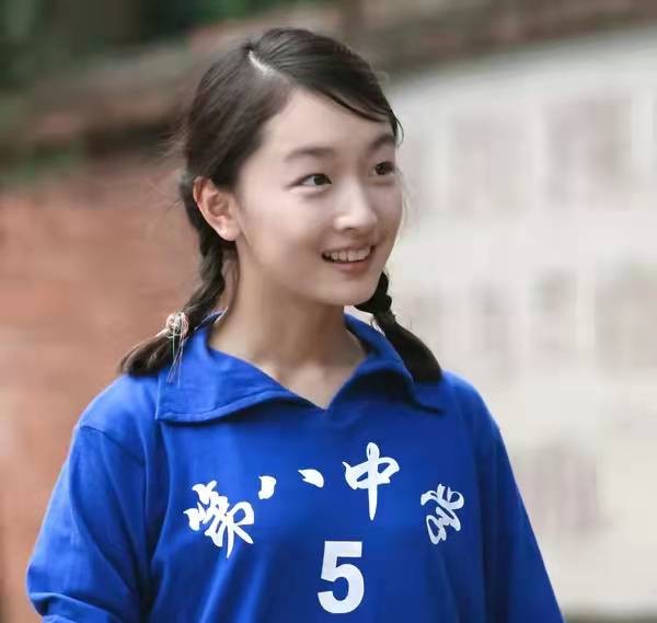 周冬雨：身材并不出众的谋女郎，从体校到影后，她都经历过什么？