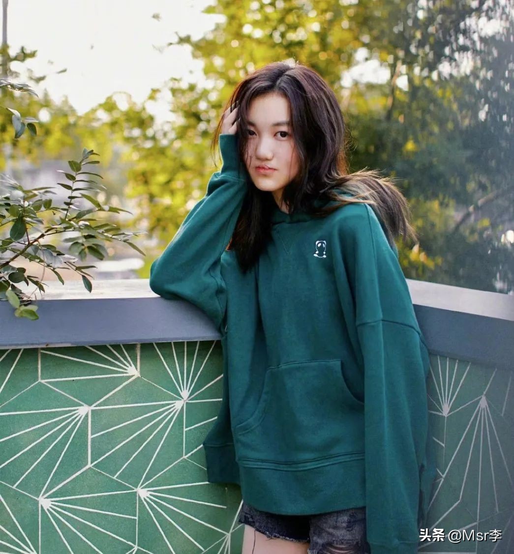 李嫣发育真好,穿衬衫装纯欲十足,16岁身材似王菲