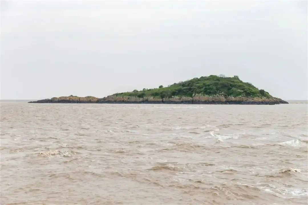 71米,是一座椭圆形的岛屿.