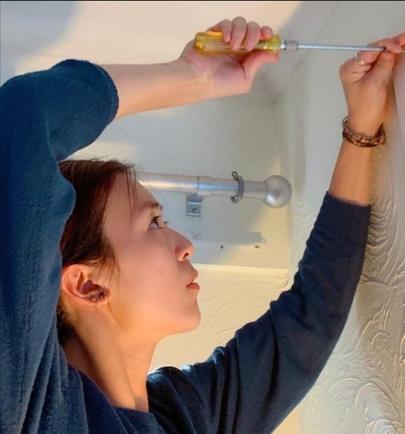 TVB两大甜妹命运各异，唐宁离婚带两娃苦求工作，文颂娴却很幸福