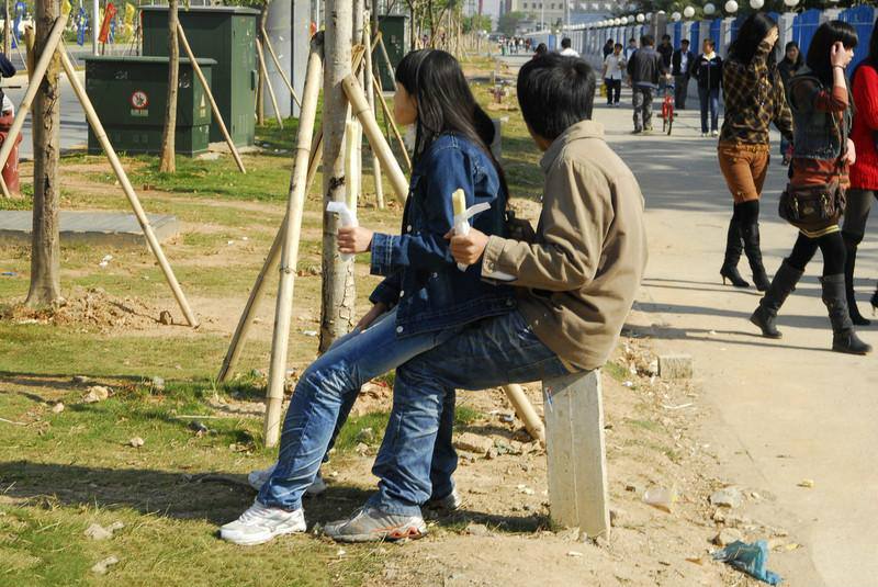 2009年，山东21岁女孩翻墙私奔摔成瘫痪，小伙不离不弃照顾14年