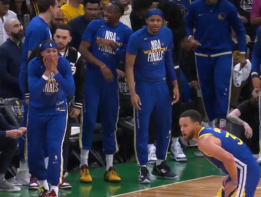 库里总决赛5大后撤步三分（我亲自加冕！库三疯来了，库里轰3个三分，对全场比出戴戒指手势）