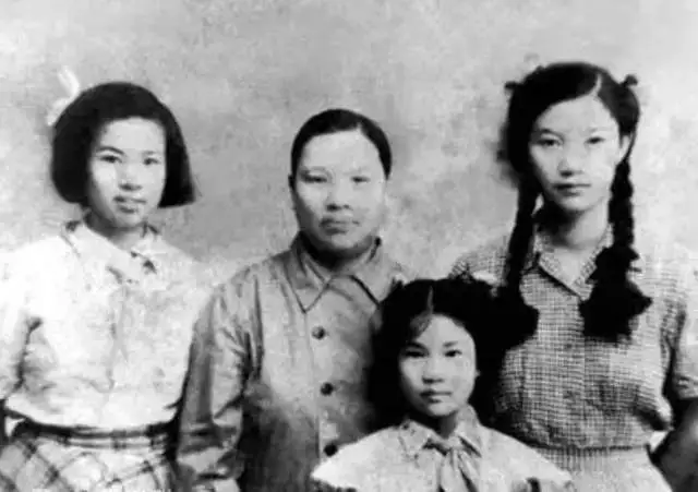 毛主席和刘思齐，八岁见面认干女儿，劝女儿改嫁说：是时候了