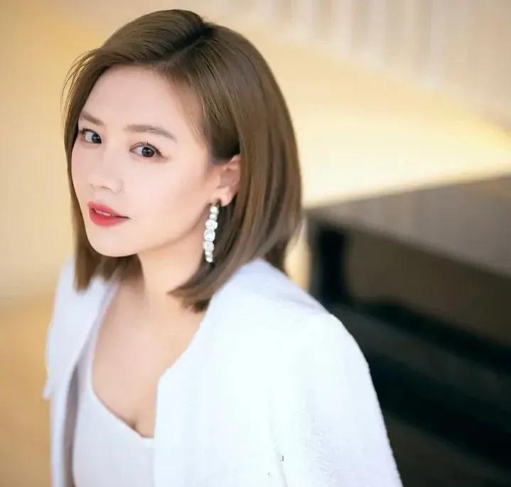 马思纯丸子头青春有活力，小巧的五官，圆圆的眼睛显得特别有神