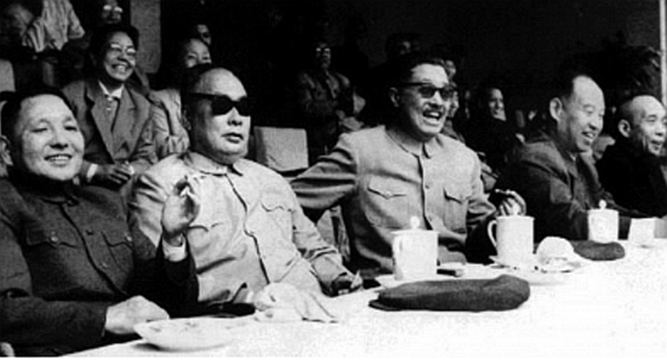 1960年中国足球开始走下坡路，贺龙下令解散国足：到部队整顿作风