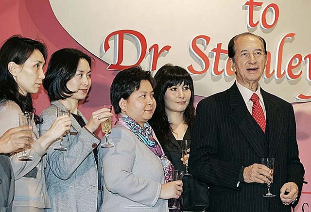 身价超过百亿元，比何鸿燊还牛的赌王，被菲总统下令逮捕却找不到
