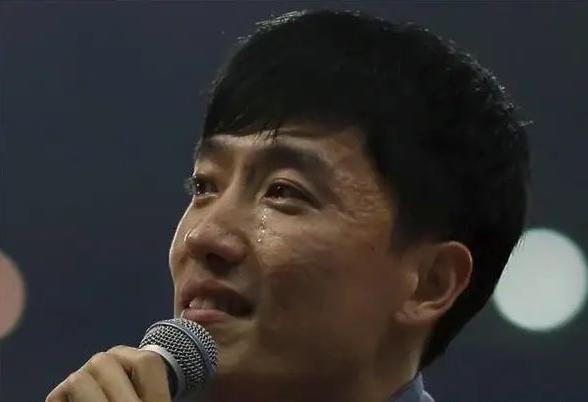 15年后再看刘翔：因比赛失利被质疑假摔，他到底做错了什么？