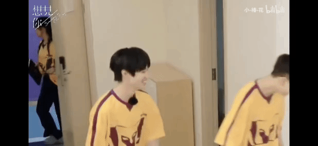 恋与偶像第二季在线观看(不是恋综也有cp磕？笨蛋美女和年下奶狗，尹浩宇孟子义甜疯了？)