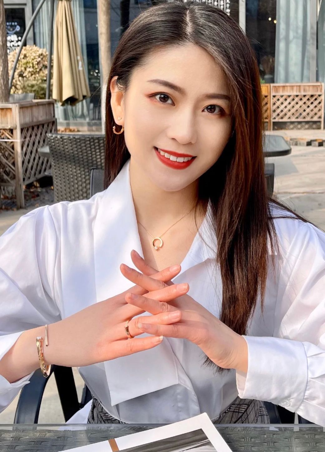 见过世面的女人手腕上不会空着，该戴手表还是手镯，得分清这3点