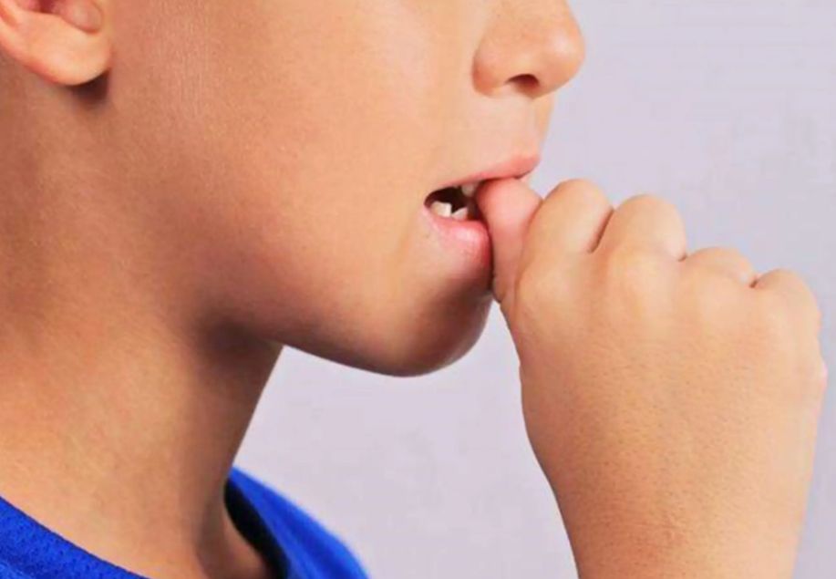 婴儿总咬下嘴唇怎么回事(宝宝) - 乐宝宝贝